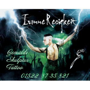 Ivonne Resigkeit vor dramatischem Gewitterhimmel mit Blitzen – Künstlerin für Gemälde, Skulpturen und individuelle Gestaltung